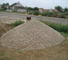 09/07/14-Opération anti-boue : Livraison de gravillons pour mettre autour de la maison