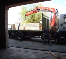 UNE PHOTO ENVOYEE PAR MON MENUISIER.
LE BOIS D'OSSATURE VIENT D'ARRIVER A L ATELIER.
LA CONSTRUCTION DE L OSSATURE VA POUVOIR COMMENCER.