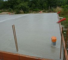 Côté du garage : je suppose que le tuyau gris est une arrivée d'eau et sert d'évacuation ... Vu qu'on avait prévu cela à ce niveau. les tuyau rouges, peut-être l'électricité ...