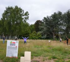 L'emplacement de la maison sur le terrain a été tracé à la bombe. Nous avons pris la pose pour avoir une idée des volumes.