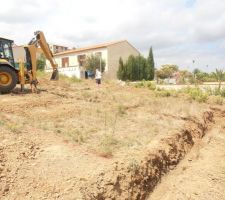 La pelle debut des travaux le lendemain de l'achat du terrain ils sont forts