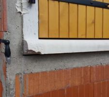 Encadrement de fen&ecirc;tre cass&eacute;