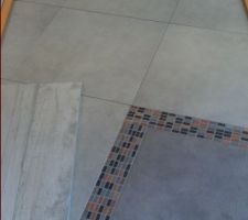 Nous avons choisi les carreaux gris clairs pour la cuisine, le salon et la salle à manger.
Le carrelage style parquet sera posé sur la terrasse et le porche d'entrée.