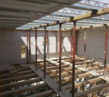 Mise en place de des poutrelles / hourdis / &eacute;tais du toit du garage