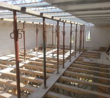 Mise en place de des poutrelles / hourdis / &eacute;tais du toit du garage