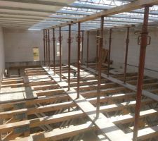 Mise en place de des poutrelles / hourdis / &eacute;tais du toit du garage