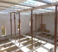 Mise en place de des poutrelles / hourdis / &eacute;tais du toit du garage