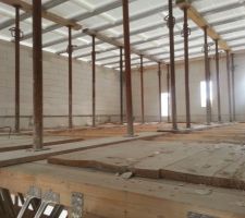 Vu du RDC du garage ; les &eacute;tais sont fix&eacute;s &agrave; des planches pour ne pas qu'ils glissent