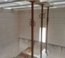 Vu du RDC du garage ; les &eacute;tais sont fix&eacute;s &agrave; des planches pour ne pas qu'ils glissent