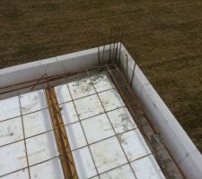 Les poteaux sont coul&eacute;, et nous avons plac&eacute; quelques aciers d'acrot&egrave;re dans les poteaux avant que le b&eacute;ton ne prenne