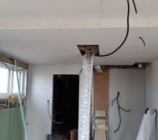 Faux plafond de la cuisine avec passage pour la gaine de la hotte plafond.