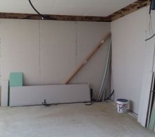 Préparation du faux plafond inversé du salon.