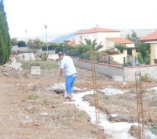 Voila je pose les piquets et le fil de terre car trouillas construction va commencer le vide sanitaire mardi et que c'est moi qui sera l?&eacute;lectricien je fais mon boulot
