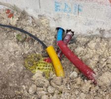 Raccordement de gaines techniques par le terrassier.