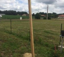 Poteau des voiles d'ombrage enfoncé a 1m et betonné pour solidifier