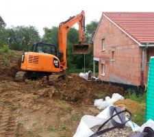 Remblayage de la terre autour de la maison
