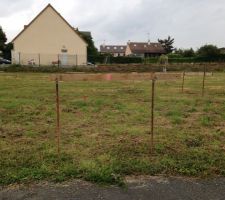 Le géomètre est passé. La mauvaise nouvelle s'est que la mairie a construit sa route sur notre terrain et du coup ont perds environ 10 a 20 mètre !