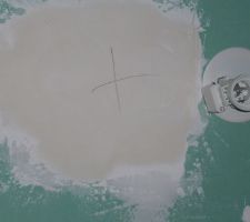 Les trous laiss&eacute;s par l'electricien ont &eacute;t&eacute; rebouch&eacute;s mais de quelle mani&egrave;re,&ccedil;a promet pour la peinture.