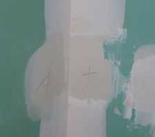 Les trous laiss&eacute;s par l'electricien ont &eacute;t&eacute; rebouch&eacute;s mais de quelle mani&egrave;re,&ccedil;a promet pour la peinture.