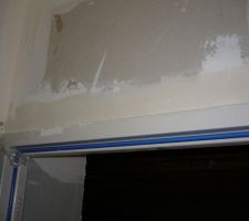 Porte cuisine/garage pos&eacute;e trop haut, ils ont &eacute;t&eacute; oblig&eacute;s de la descendre mais le travail a &eacute;t&eacute; mal fait.