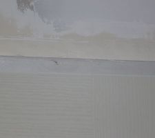 Porte cuisine/garage pos&eacute;e trop haut, ils ont &eacute;t&eacute; oblig&eacute;s de la descendre mais le travail a &eacute;t&eacute; mal fait.