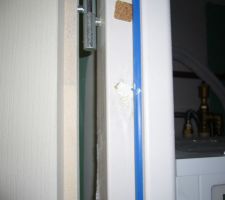 Les trous laiss&eacute;s par les vis dans les batis de porte ont &eacute;t&eacute; bouch&eacute;s mais encore une fois travail pas soign&eacute; du tout.