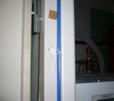 Les trous laiss&eacute;s par les vis dans les batis de porte ont &eacute;t&eacute; bouch&eacute;s mais encore une fois travail pas soign&eacute; du tout.