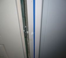 Les trous laiss&eacute;s par les vis dans les batis de porte ont &eacute;t&eacute; bouch&eacute;s mais encore une fois travail pas soign&eacute; du tout.