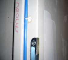 Les trous laiss&eacute;s par les vis dans les batis de porte ont &eacute;t&eacute; bouch&eacute;s mais encore une fois travail pas soign&eacute; du tout.