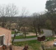 Vue de la route et de nos 2 voisins du bas