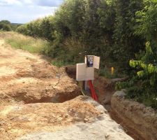 Viabilisation 
il ont mis le coffret en bordure du terrain