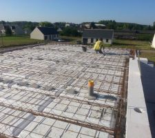 Mise en place de cales au dernier moment pour sur&eacute;lever le treillis soud&eacute;
