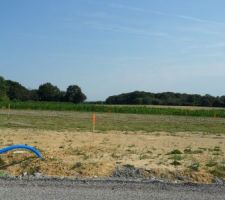 Parcelle num&eacute;ro 12 (&agrave;&nbsp; gauche de la notre) Piquets pour implantation de la maison de nos futurs voisins en limite de propri&eacute;t&eacute; avec notre terrain. Je pense que cela doit &ecirc;tre leur garage.