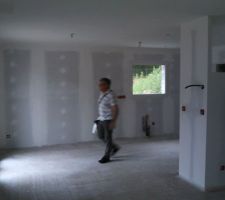 Plafonds finis dans toute la maison, y compris la buanderie et atelier. Idem pour la couche d'impression