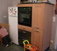 Meuble four avec 2 tirois inox casseroliers et à droite porte coulissante avec paniers métalliques