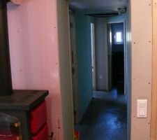 à gauche le poêle. Couloir allant vers la salle de bain, notre chambre et au fond la lingerie.