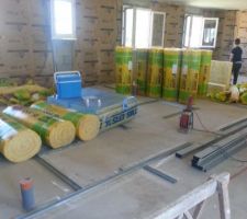 PLACOPLATRE BA13 et isolation ISOVER GR32 groupe SAINT-GOBAIN bien sûr.