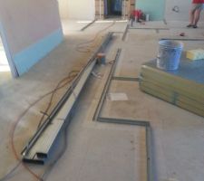 PLACOPLATRE BA13 et isolation ISOVER GR32 groupe SAINT-GOBAIN bien sûr.