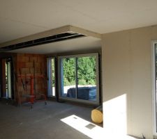 Vue sur le salon et son "coffre" de plafond pour cacher une poutre porteuse