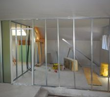 Une des 2 chambres en cours de pose des cloisons
