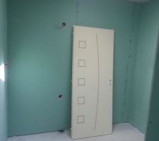 Salle de bain cloisonnée avec vue sur une de nos portes.