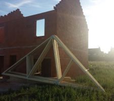 La charpente livrée à cheval sur notre terrain et celui de notre voisin ...