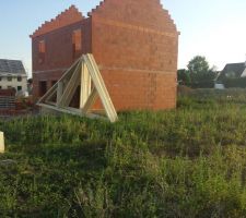 La charpente livrée à cheval sur notre terrain et celui de notre voisin ...