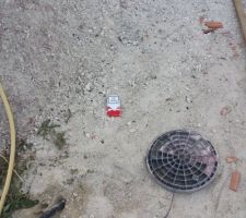 Regard du compteur encore rempli de sable ... et polystyr&egrave;ne pour protection gel disparu !!?