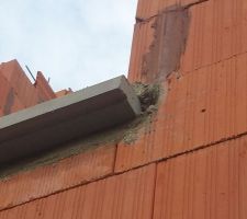 Appui de fenêtre à l'étage qui ne semble pas très bien maçonné ...