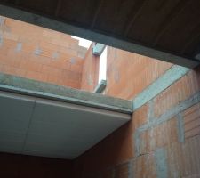 Appui de fen&ecirc;tre de la chambre 3 semble OK de loin, on v&eacute;rifiera plus tard lorsque l'on aura l'&eacute;chelle