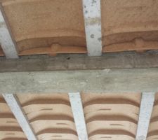 Petits tuyaux int&eacute;gr&eacute;s dans la poutre transversale pour passer de futurs gaines peut-&ecirc;tre ?