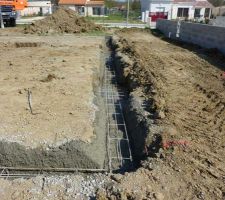 Le béton commence à être coulé