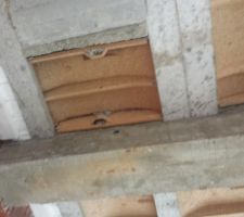 On voit encore le boisage du coffrage sur le ciment de la poutre