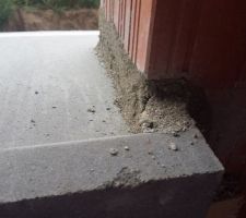 Ohhhh que c'est moche &ccedil;a aussi : fen&ecirc;tre de H105xL70 et du coup ils nous prennent un appui de 80 pour le couper et faire un rattrapage au ciment !! alors que chez WESER le tableau existe en 70 mais doit surement &ecirc;tre plus cher ! MFC et les &eacute;conomies de bout de chandelle ...